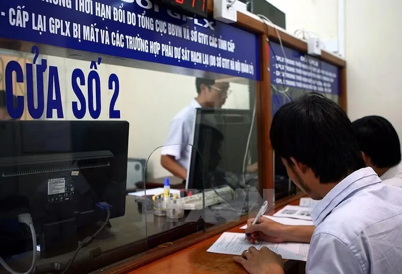 Liên hệ với cơ quan Cảnh sát giao thông để làm thủ tục cấp lại