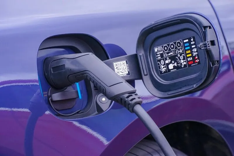 Pin lithium-ion vs. pin axit chì